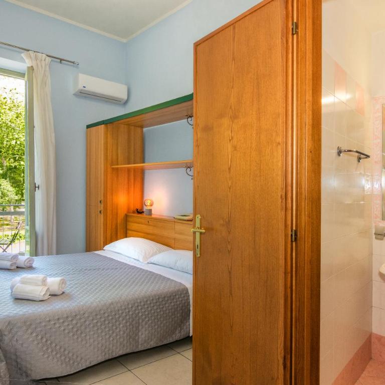 Hotel Villa Benvenuti - Camera Matrimoniale/Doppia con Letti Singoli con Vista Mare Parziale - 1