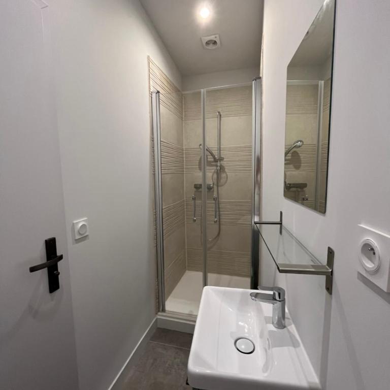 Chez Oma I 1 appartement indépendant OPI I 3 chambres privatives avec salle d eau et salon commun cuisine commune WC commun patio commun - Chambre Double Économique - 3