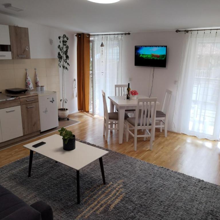 M & M - One-Bedroom Apartment - 1