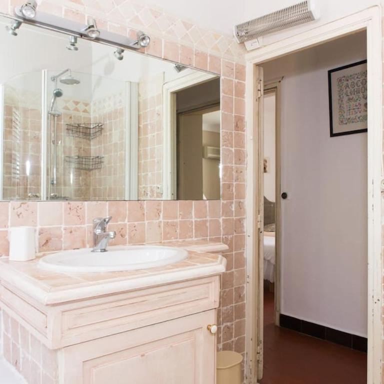 Villa Provençale avec 2 maisons d'amis ,piscine ,Jacuzzi ,vue mer - Villa - 40