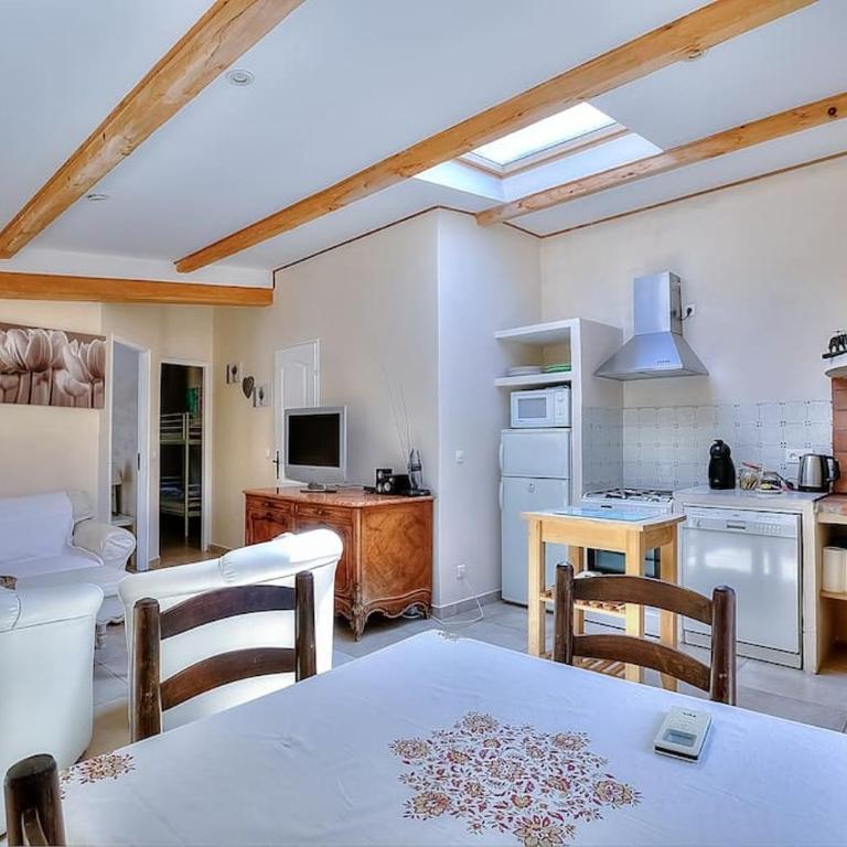 Villa Provençale avec 2 maisons d'amis ,piscine ,Jacuzzi ,vue mer - Villa - 17