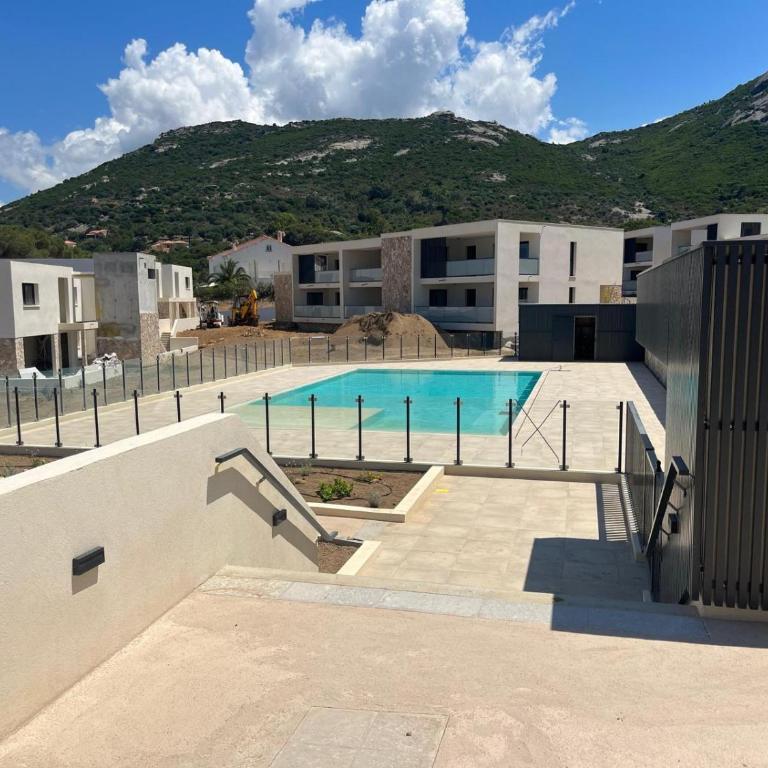 Calvi 2 pièces NEUF - vue mer piscine 18 m - proche plage - location par semaine complète - Appartement 1 Chambre - 2