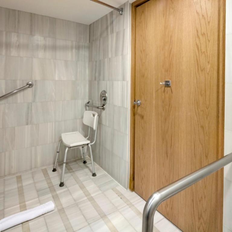 Presidente InterContinental Puebla by IHG - Habitación Classic con cama extragrande y bañera accesible - Adaptada para personas con movilidad reducida - 3