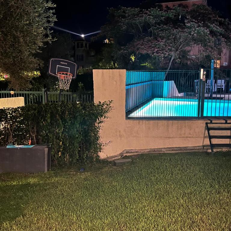 Exclusive 80 sqm apartment with private garden and terrace on the Cap d Antibes, 300 mt from sandy Plage de la Salis - Appartement - Vue sur Piscine - 15
