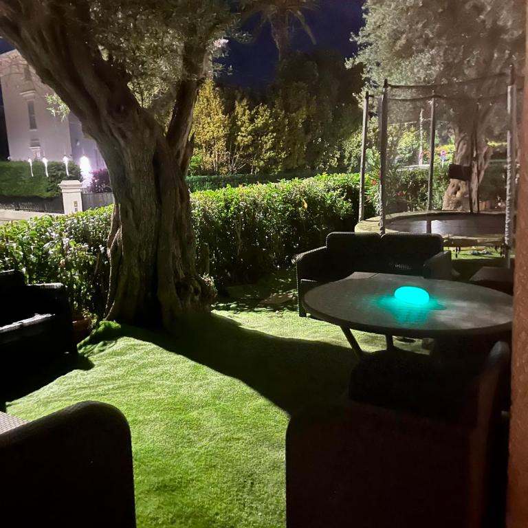 Exclusive 80 sqm apartment with private garden and terrace on the Cap d Antibes, 300 mt from sandy Plage de la Salis - Appartement - Vue sur Piscine - 17