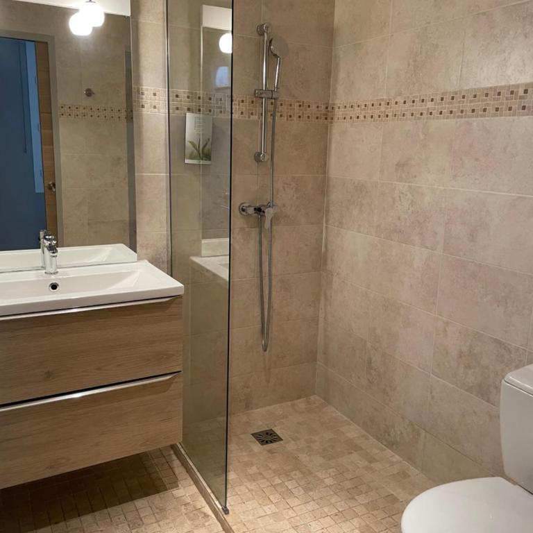 Hôtel Le Médiéval Palais des Papes - Chambre Quadruple avec Douche - 3
