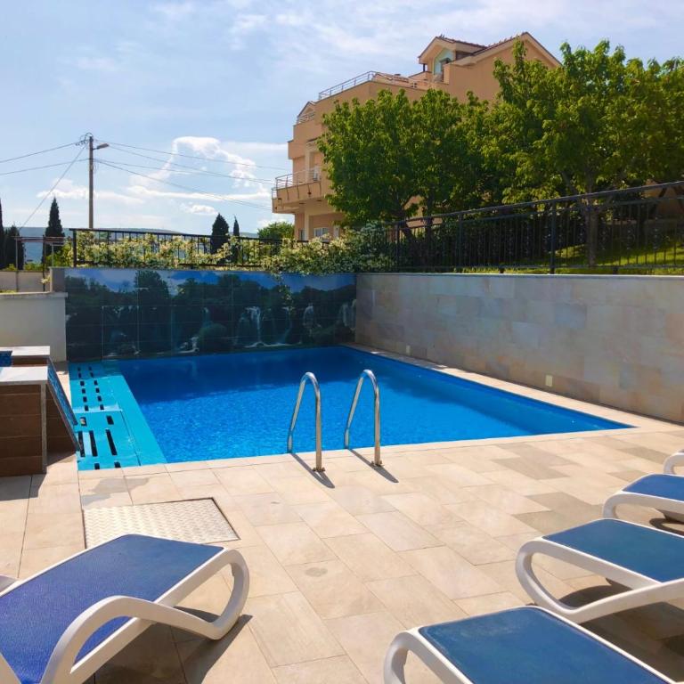 Luxury Villa with Private Pool and Jacuzzi - Villa - 3