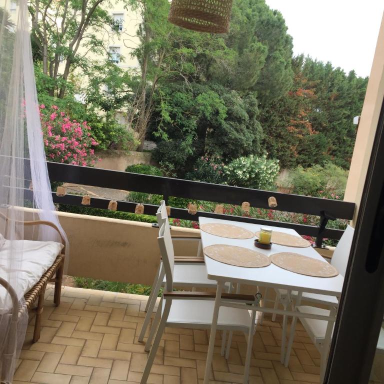 studio cabine rénové dans résidence tranquille ,au calme,200m de la mer avec parking privé - Apartment mit 1 Schlafzimmer - 1