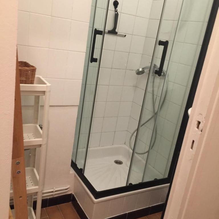 studio cabine rénové dans résidence tranquille ,au calme,200m de la mer avec parking privé - Apartment mit 1 Schlafzimmer - 11