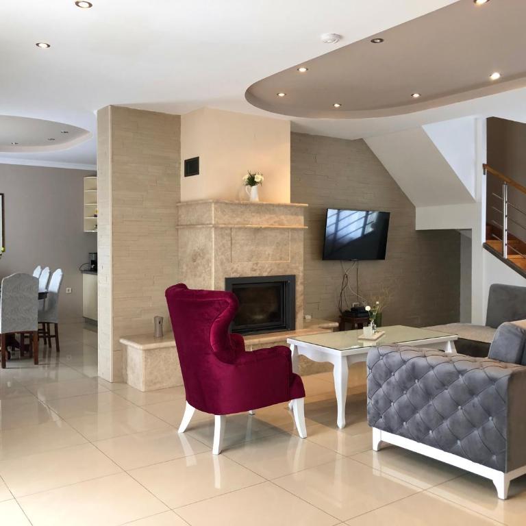 Luxury Villa with Private Pool and Jacuzzi - Villa - 11