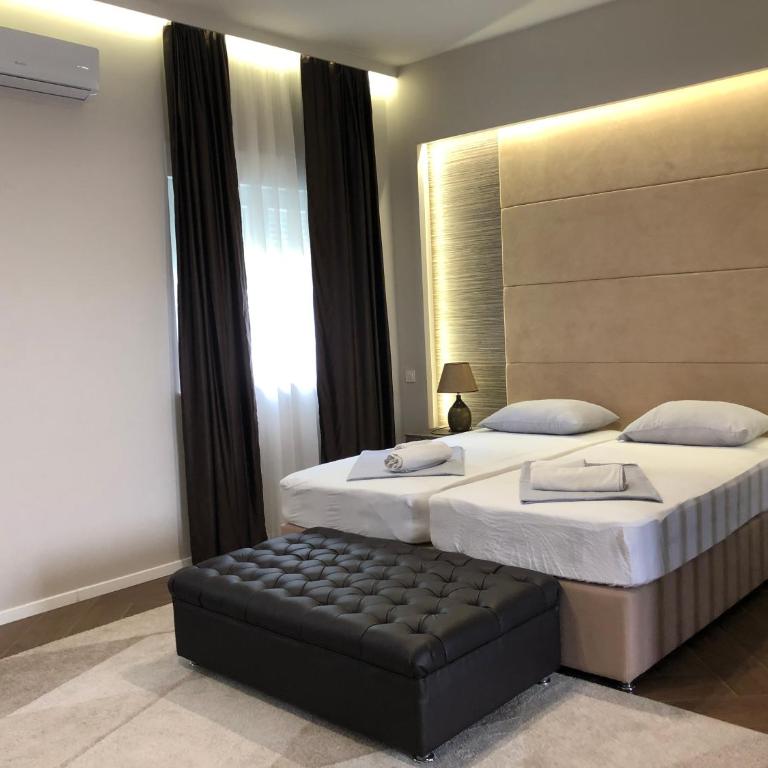 Luxury Villa with Private Pool and Jacuzzi - Villa - 36