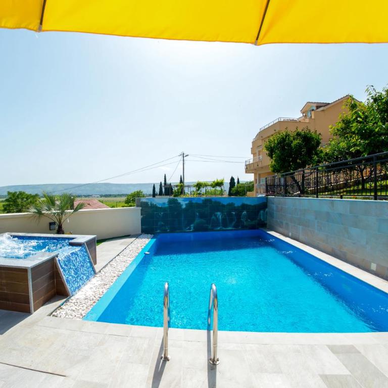 Luxury Villa with Private Pool and Jacuzzi - Villa - 8