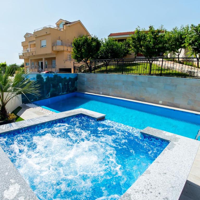 Luxury Villa with Private Pool and Jacuzzi - Villa - 13