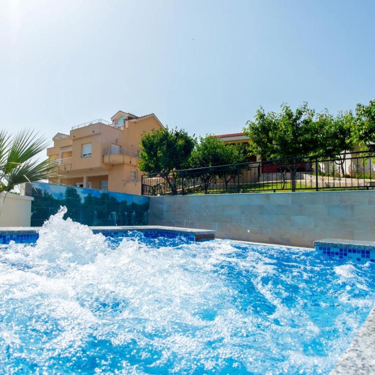 Luxury Villa with Private Pool and Jacuzzi - Villa - 1