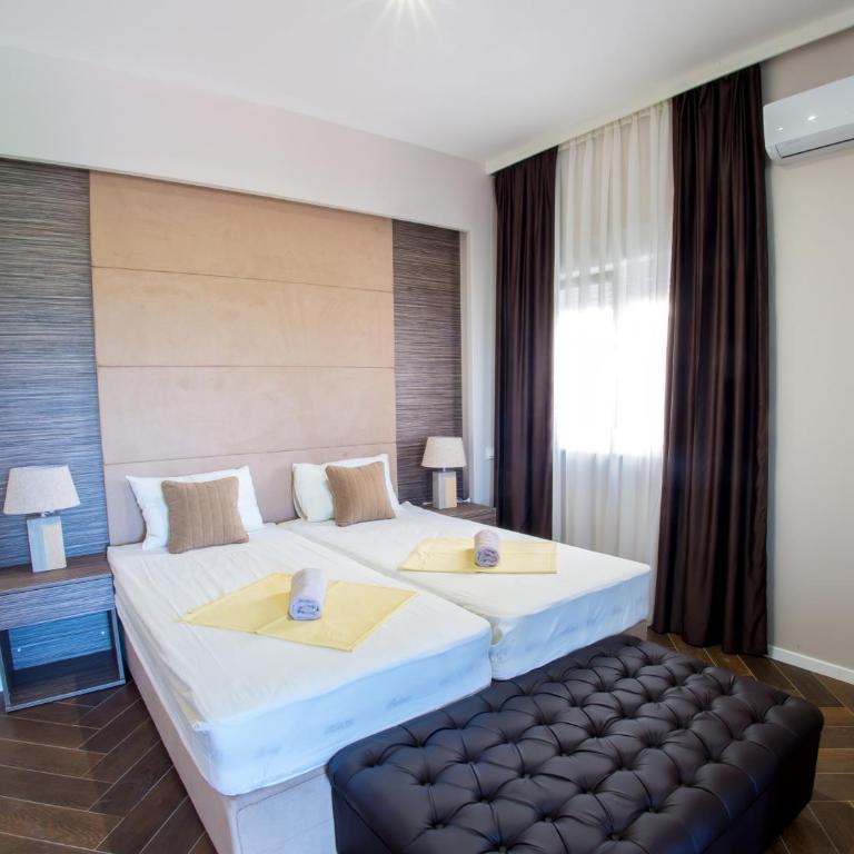 Luxury Villa with Private Pool and Jacuzzi - Villa - 7