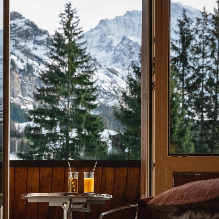 Hotel Silberhorn - Residences & Spa Wengen - Superior Zimmer mit einem Balkon und Bergblick auf die Jungfrau - 2