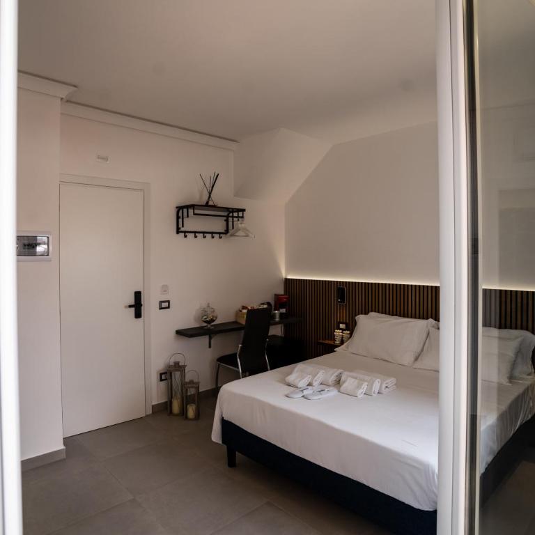 Humboldt Luxury Rooms Taormina - Junior Suite with Balcony - 4
