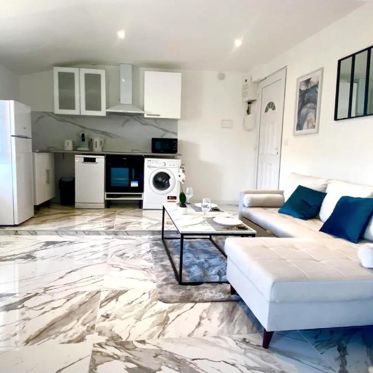 LOVE ROOM by GC - Jacuzzi - Wifi - Clim - Rétroprojecteur - Appartement 1 Chambre - 16