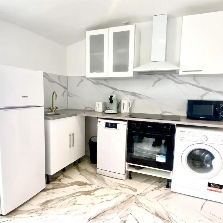 LOVE ROOM by GC - Jacuzzi - Wifi - Clim - Rétroprojecteur - Appartement 1 Chambre - 29