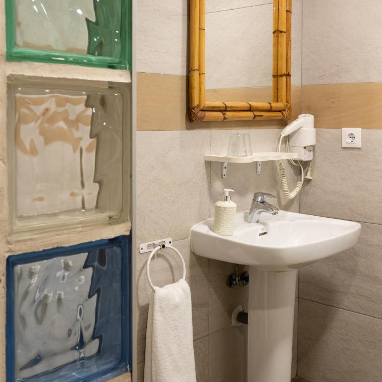 Hotel Alquimia Cadiz - Habitación Doble Económica con baño privado - 17