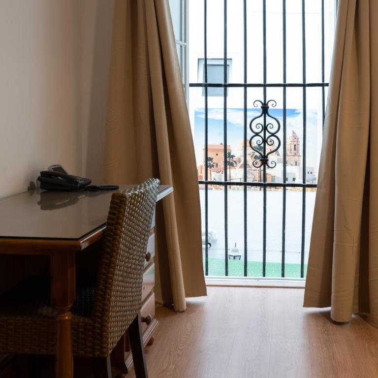 Hotel Alquimia Cadiz - Habitación Doble Económica con baño privado - 2