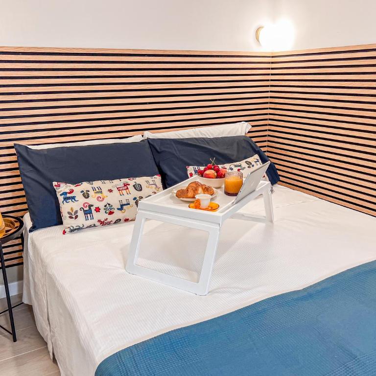 Bleisure Inn - Deluxe King Room - 2