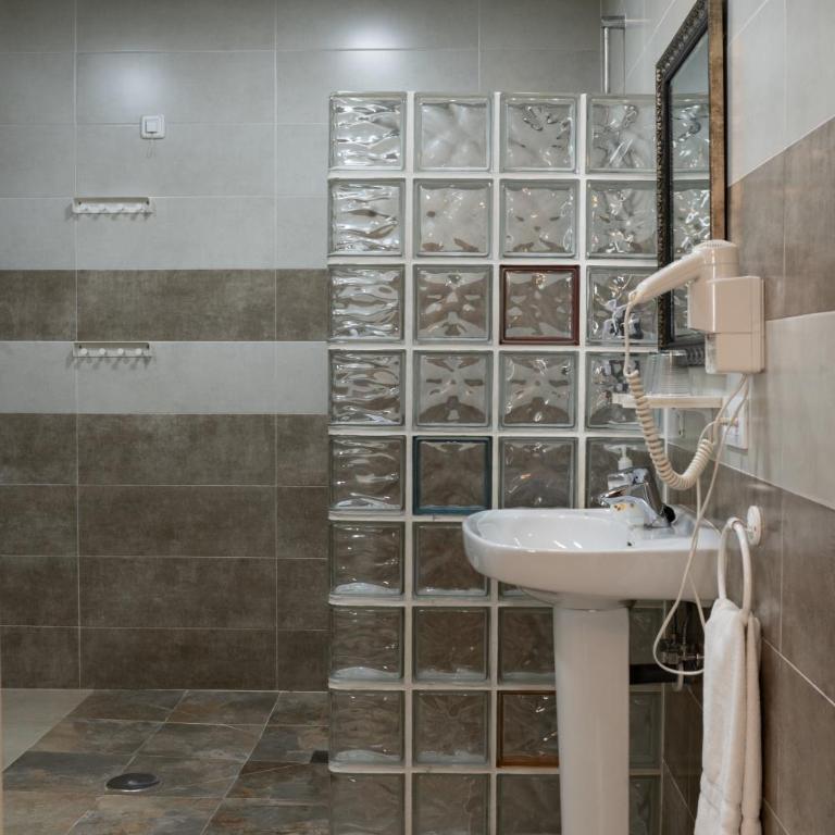 Hotel Alquimia Cadiz - Habitación Doble Económica con baño privado - 26