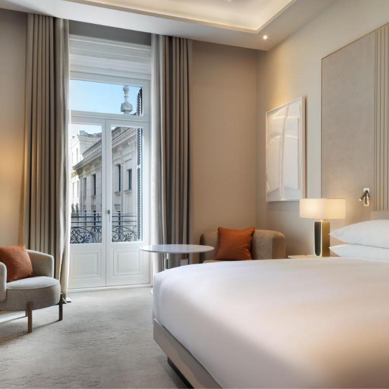 JW Marriott Hotel Madrid - Habitación Deluxe con cama extragrande, balcón y vistas a la ciudad - 6