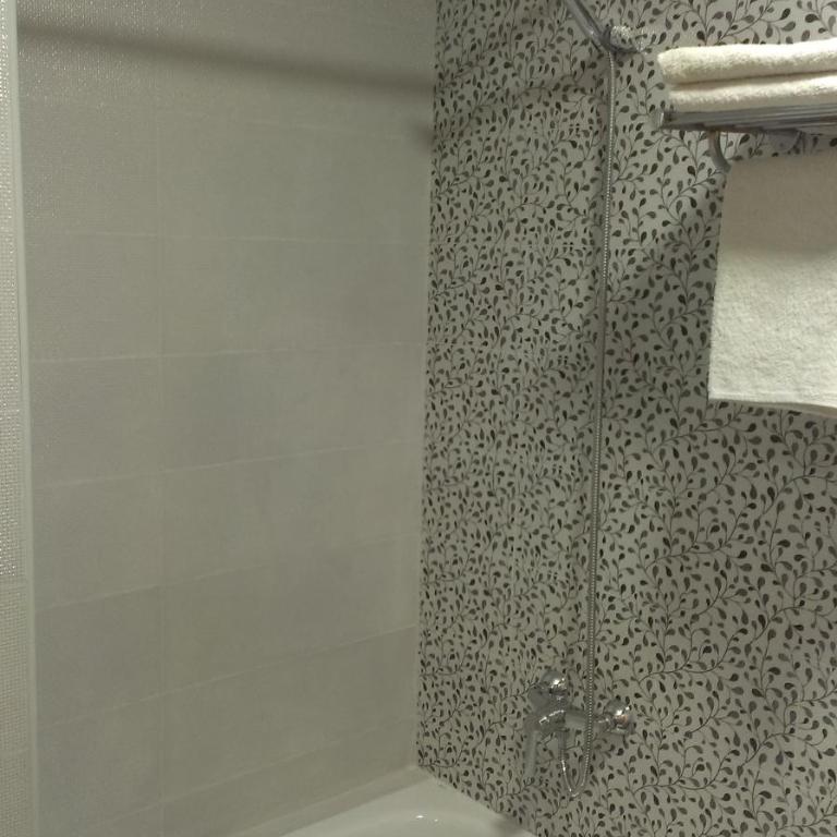 Hostal Bisbal ONLY ADULTS NO AC - Chambre Lits Jumeaux - 9