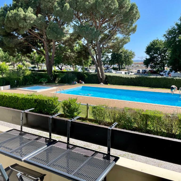 Studio à 2 min à pied de la plage, du port ostréicole et à 5 min du centre-ville ! - Studio - Vue sur Piscine - 3