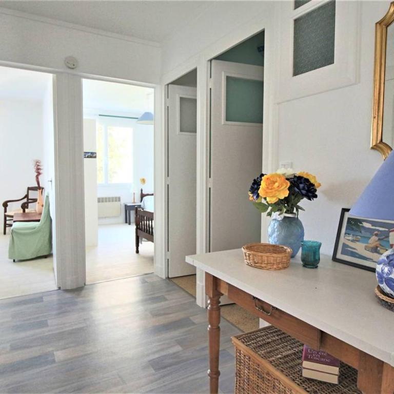 Appartement lumineux pour famille à Royan, quartier calme près du marché, balcon et parking gratuit - FR-1-738-26 - Apartment - 1