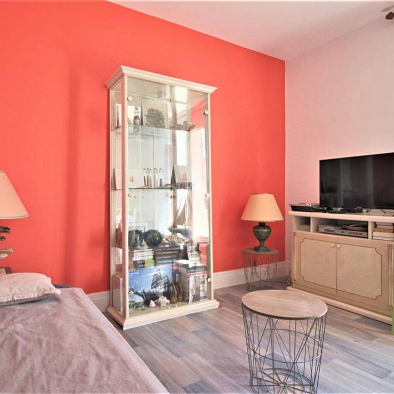 Appartement lumineux pour famille à Royan, quartier calme près du marché, balcon et parking gratuit - FR-1-738-26 - Apartment - 2