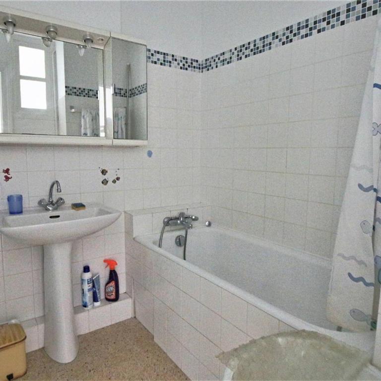 Appartement lumineux pour famille à Royan, quartier calme près du marché, balcon et parking gratuit - FR-1-738-26 - Apartment - 8