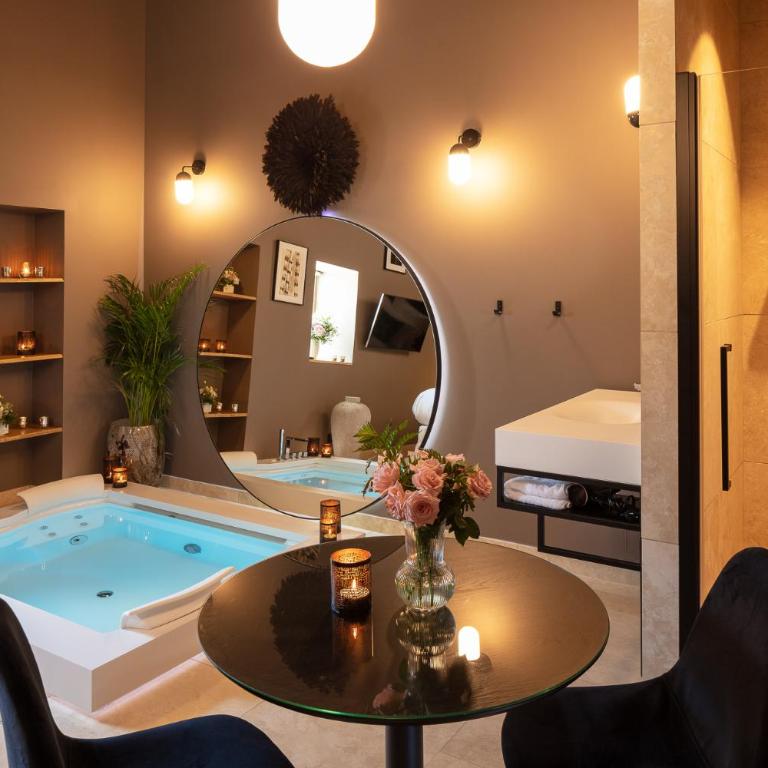 La Bastide de Damien, 5 clefs Demeure d'Exception et Table Remarquable dans le guide Teritoria, JACUZZI Privatif, Cuisine étoilée Dominique Frérard - Chambre Lit King-Size avec Baignoire Spa - 11