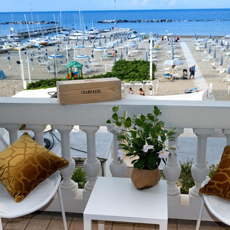 Villa La Torretta Luxury B&B - Adults Only - - Deluxe Double Room with Balcony and Sea View - 18