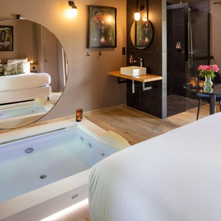 La Bastide de Damien, 5 clefs Demeure d'Exception et Table Remarquable dans le guide Teritoria, JACUZZI Privatif, Cuisine étoilée Dominique Frérard - Chambre Lit King-Size avec Baignoire Spa - 7