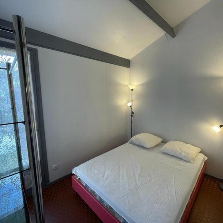 Charmante maisonnette proche du port avec parking et animaux acceptés - FR-1-413-100 - Villa - 5