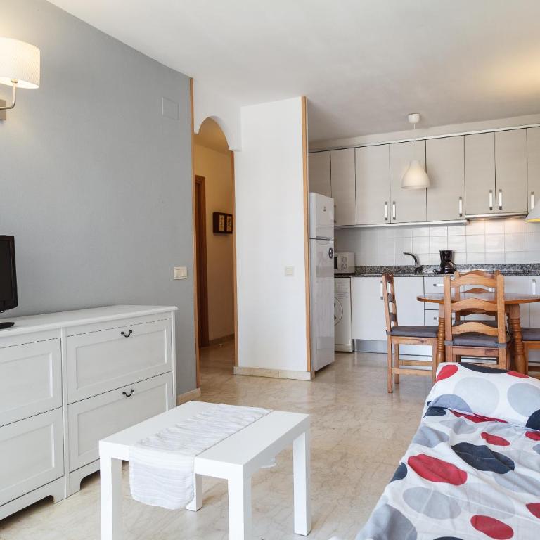 UHC Aquamarina Apartments - One-Bedroom Apartment - 23