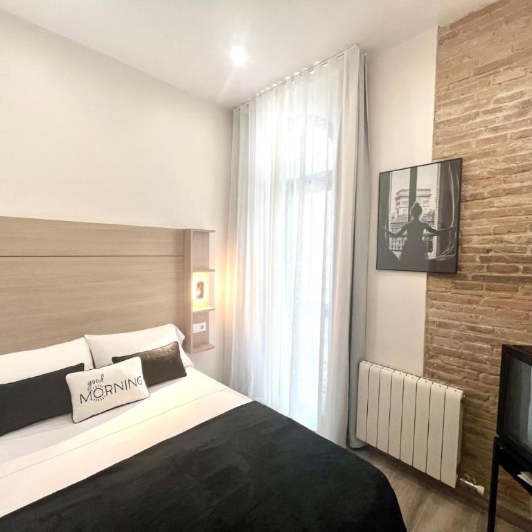 Front Arc - Single Room with Private Bathroom - 4