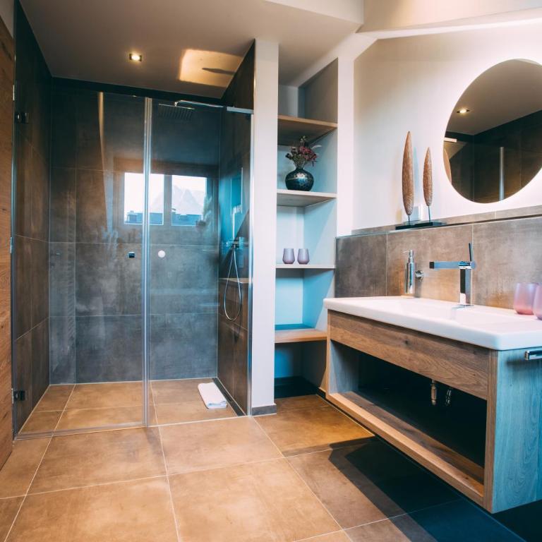 Boutique ChaletS Alpi mit Sauna & Kino - Haus mit 5 Schlafzimmern, Sauna und Kinoraum (rot) - 12