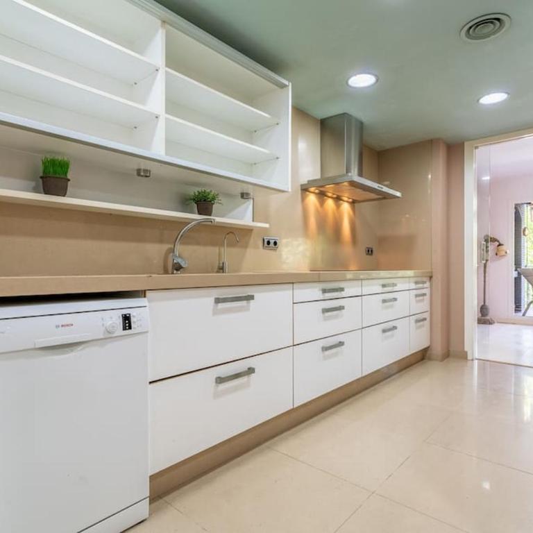 SunAndBed Royal LaSalle - Three-Bedroom Apartment - 7