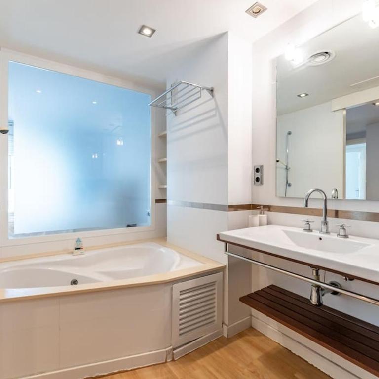 SunAndBed Royal LaSalle - Three-Bedroom Apartment - 36