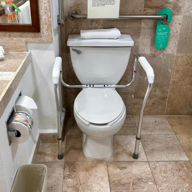 Holiday Inn Merida by IHG - Standard Double Room with Two Double Beds - Disability Access - 1