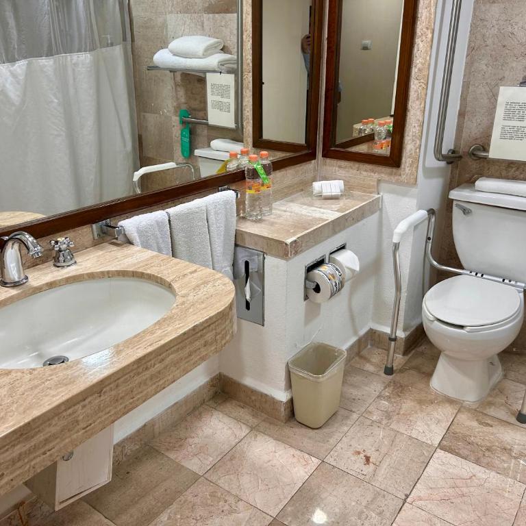 Holiday Inn Merida by IHG - Standard Double Room with Two Double Beds - Disability Access - 2