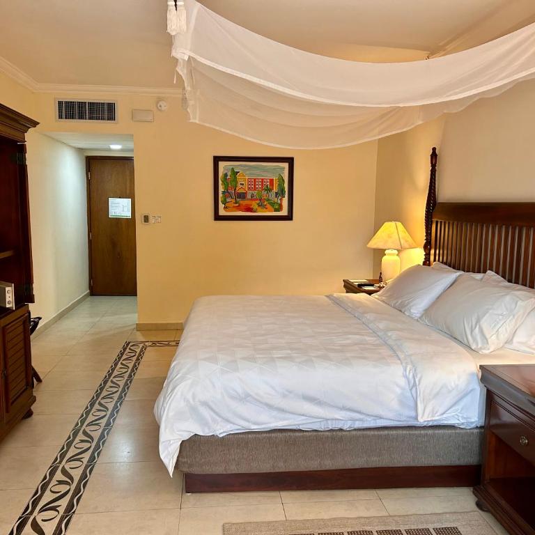 Holiday Inn Merida by IHG - Premium King Room - 4