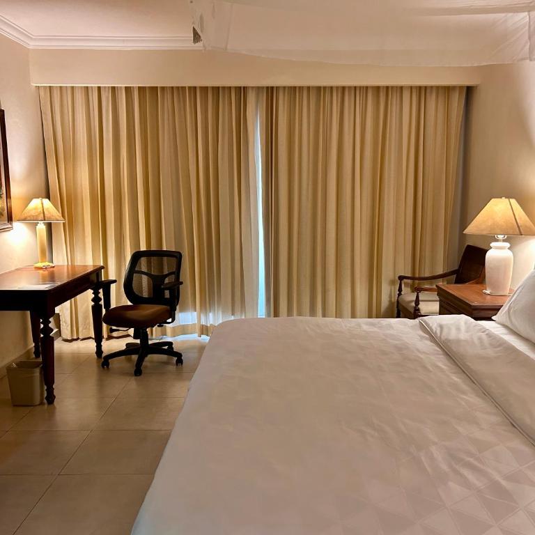 Holiday Inn Merida by IHG - Standard King Room - 4