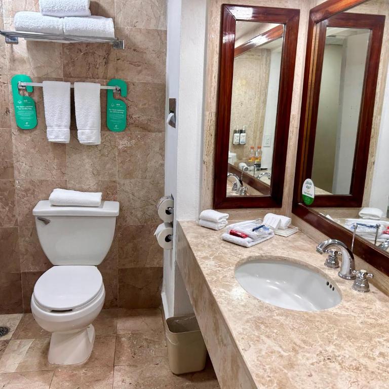 Holiday Inn Merida by IHG - Premium Room - 5