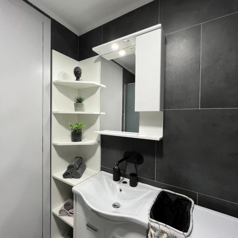 Tao Apartment, Sarajevo - Free Parking & Private Garage - Two-Bedroom Apartment - 16