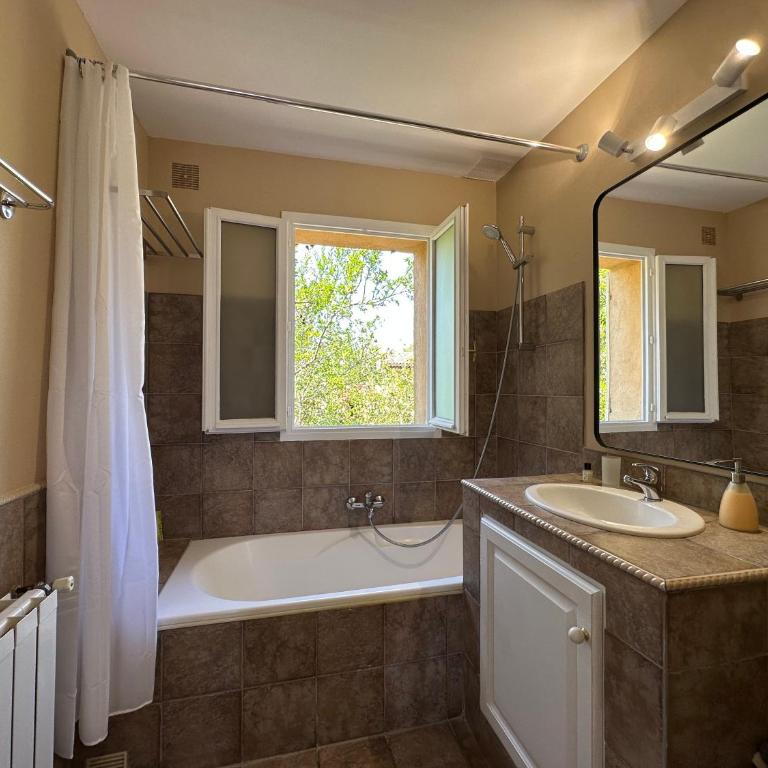 Villa Marinette - Two-Bedroom House with Garden - 14