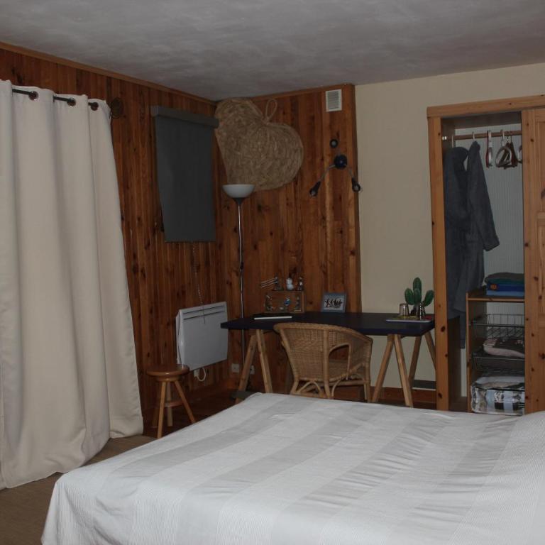 Le Ginkgo - Mont Dauphin - Chambre Double avec Salle de Bains Privative Extérieure - 13